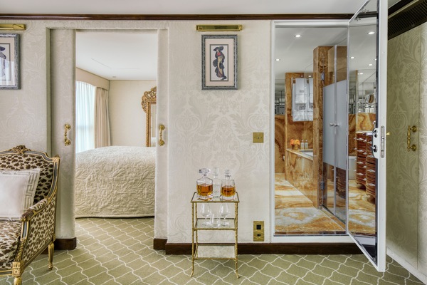 Uniworld Boutique S.S. ANTOINETTE Grand Suite 7.jpg